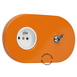 oranje stopcontact met lichtschakelaar