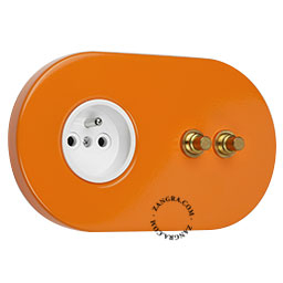 prise murale orange encastrable et double interrupteur-poussoir en laiton brut