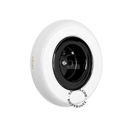 Enchufe empotrable de porcelana blanca.