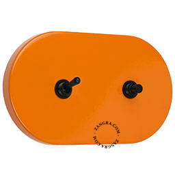 grand interrupteur orange avec bouton-poussoir et levier en laiton noir