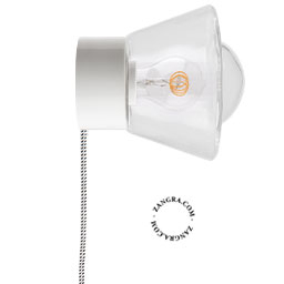 Lampe de table en porcelaine blanche avec ampoule avec globe en verre.