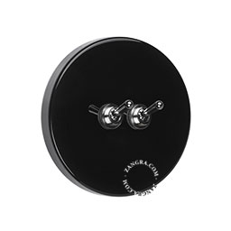 Zwarte lichtschakelaar met dubbele zilverkleurige tuimelschakelaar.