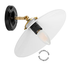 wandlamp in zwart porselein met witte lampenkap.
