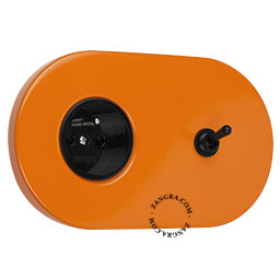 prise et interrupteur orange avec levier en laiton noir