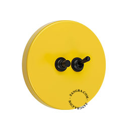 interrupteur et bouton-poussoir jaune rond et encastrable avec levier et bouton noirs