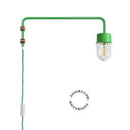 Groene pivoterende wandlamp met zwenkarm.