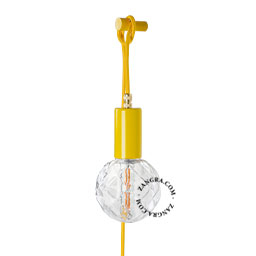 Gele looplamp met textielsnoer, lichtknipper en stekker om op te hangen aan de wand.