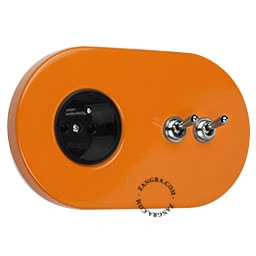 Produkt Steckdose mit doppeltem Wechsel-/Einfachschalter – orange/vernickelt Foto