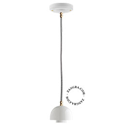 Pendellampa i vitt porslin.