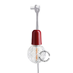 Rode looplamp met textielsnoer, lichtknipper en stekker om op te hangen aan de wand.