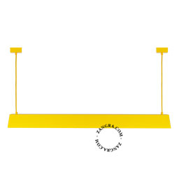 Lampe linéaire jaune suspendue.