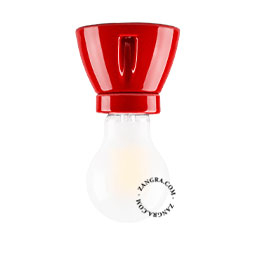 Lampe en porcelaine rouge.