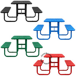 Table de jardin en acier.