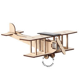 bouwpakket om houten vliegtuig te maken met zonnepaneel.