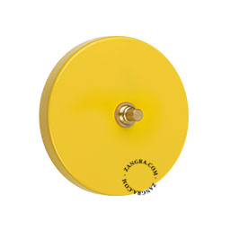 bouton-poussoir jaune rond et encastrable avec bouton en laiton