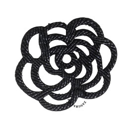 Zwarte broche in de vorm van een bloem.