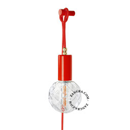 Rode looplamp met textielsnoer, lichtknipper en stekker om op te hangen aan de wand.