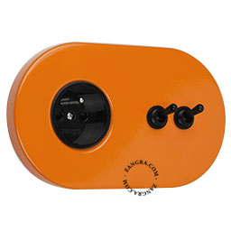 prise orange encastrable avec double interrupteur va-et-vient a leviers noirs