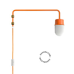 Oranje pivoterende wandlamp met zwenkarm.