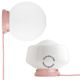 Lampe Art Deco en porcelaine rose avec globe en verre.