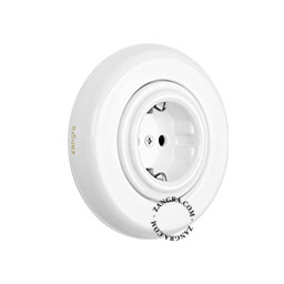 Enchufe empotrable de porcelana blanca.