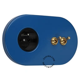Produit prise murale bleue et double interrupteur va-et-vient ou simple - leviers en laiton brut Image