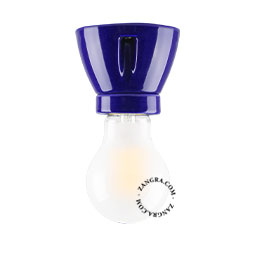 Lampe en porcelaine bleue.