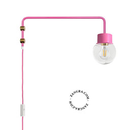 Roze pivoterende wandlamp met zwenkarm.