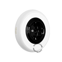 Enchufe empotrable de porcelana blanca.