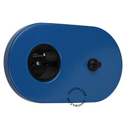 Blauw stopcontact met geïntegreerde zwarte drukknop.
