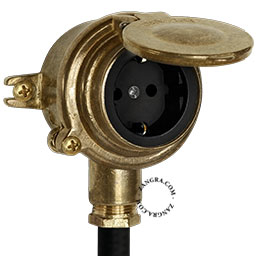 Waterproof wall-mounted outlet in brass - type F.
