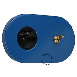Produit prise murale bleue et interrupteur va-et-vient ou simple - levier en laiton brut Image