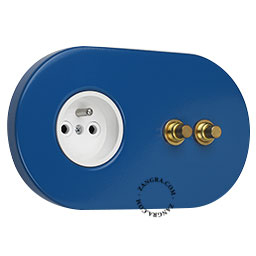Blauw stopcontact met dubbele, goudkleurige drukknoppen als lichtschakelaar.