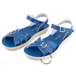 Lichtblauwe sandalen die nat mogen worden.