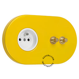 prise murale jaune encastrable et double interrupteur-poussoir en laiton brut