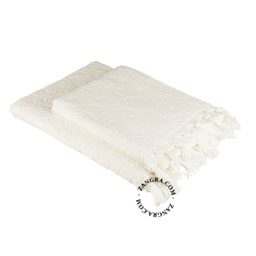 Witte katoenen handdoek met franjes.