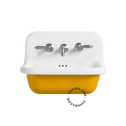 lavabo retro en ceramique jaune et blanche avec deux mitigeurs