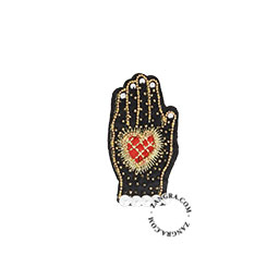 Broche en forme de main avec un coeur.