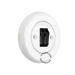 Interruptor de porcelana blanca.