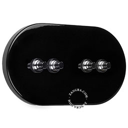 Lichtschakelaar in de kleur zwart met vier zilverkleurige drukknoppen.