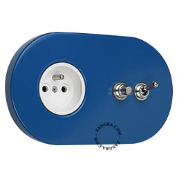 Blauw stopcontact met zilverkleurige drukknop en tuimelschakelaar.