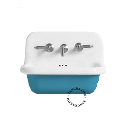 lavabo retro en ceramique bleue et blanche avec deux mitigeurs
