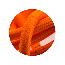 Pomarańczowy przewód tekstylny.