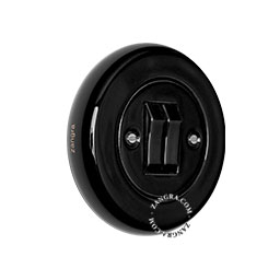 Schalter aus schwarzem Porzellan.