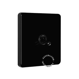 Vierkante lichtschakelaar met zwarte tuimelschakelaar.