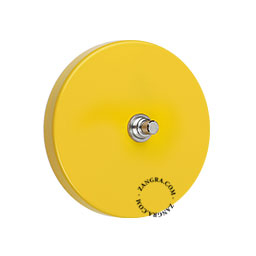 bouton-poussoir jaune rond et encastrable avec bouton argenté