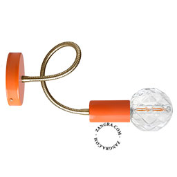 Lampe orange avec bras flexible.