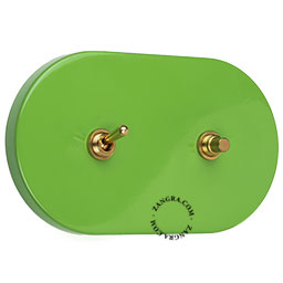 grand interrupteur vert avec bouton-poussoir et levier en laiton brut