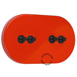 4 boutons-poussoirs encastrables en laiton noir sur plaque de finition rouge
