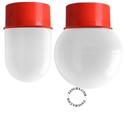 Luminaire rouge avec globe en verre
